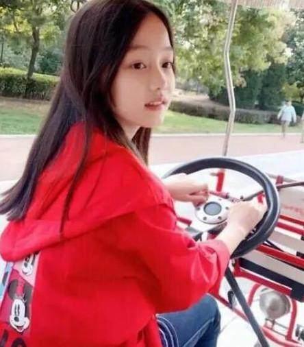 赵薇女儿近期照片,可爱模样引网友热议